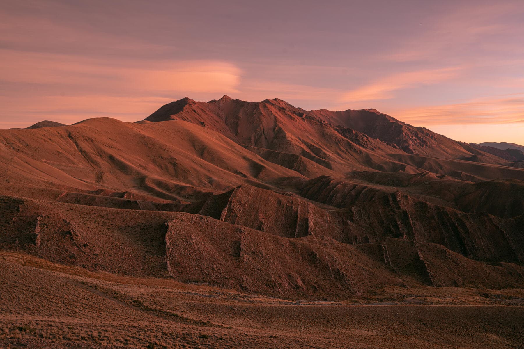 Cordón de montaña al atardecer